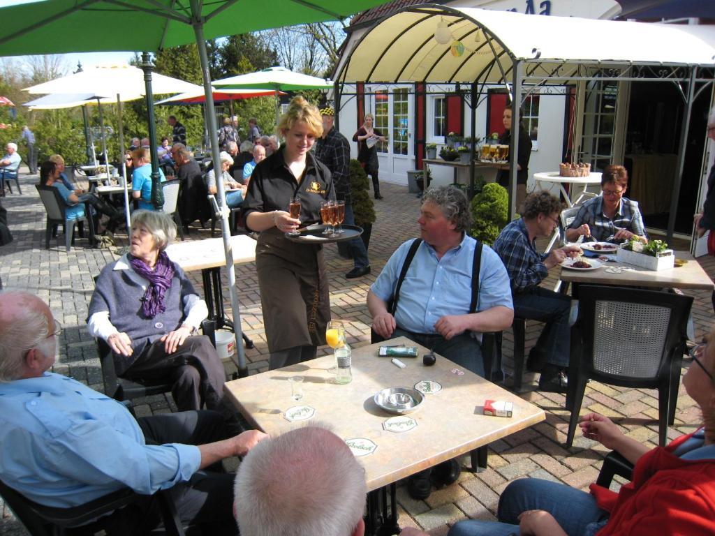 Vakantiepark De Bronzen Eik Sellingen Esterno foto